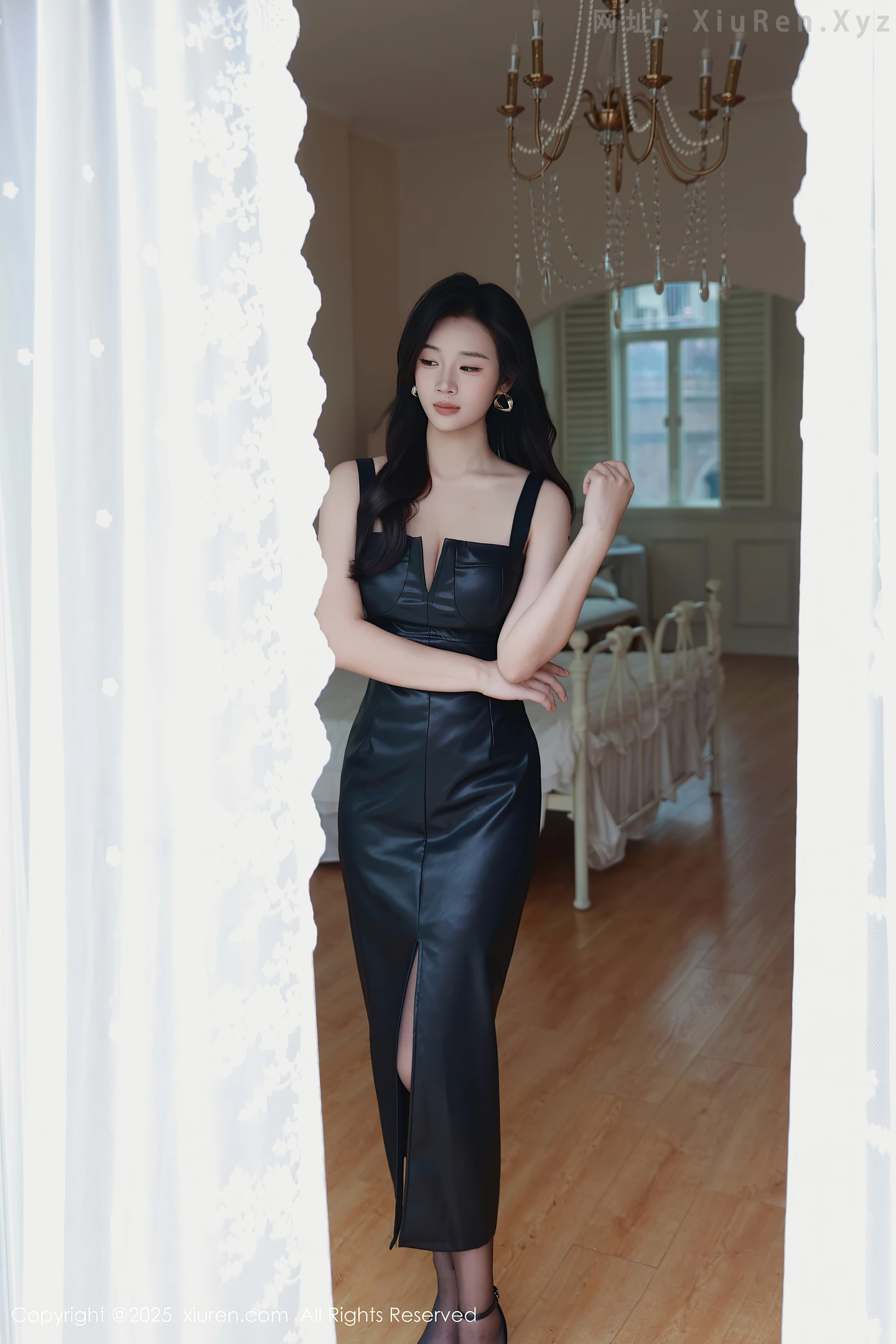 图片[2]-[XiuRen秀人网] VOL.10885 模特南乔性感黑色皮裙露黑色内衣配黑丝裤袜秀白嫩肌肤诱惑写真72P-秀人网官方网站